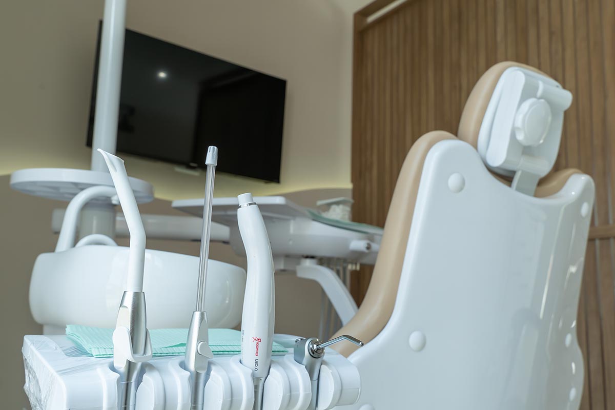 Consultorio de Clínica Dental Humma en Mérida, Yucatán con máquina dental y silla