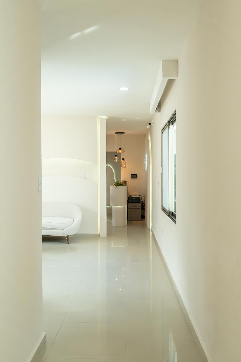 Pasillo de instalaciones en Clínica Dental Humma en Mérida, Yucatán