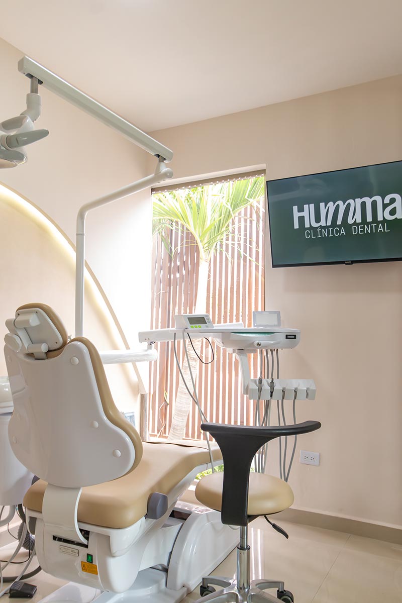 Consultorio de Clínica Dental Humma en Mérida, Yucatán con silla, máquina y pantalla